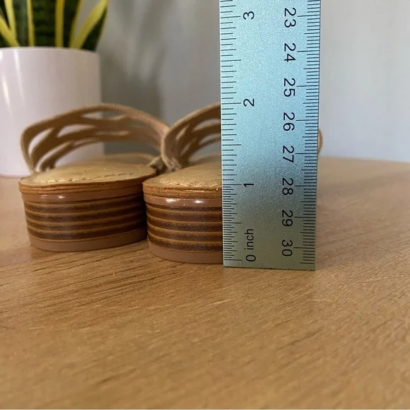 NEW Kelly & Katie Kenzy Gold Sandals - Picture 4 of 9